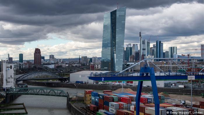 Deutschland Frankfurt Skyline mit EZB