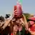 Thailändischer Demonstrant mit gefüllter Blut-Flasche (Foto: ap)