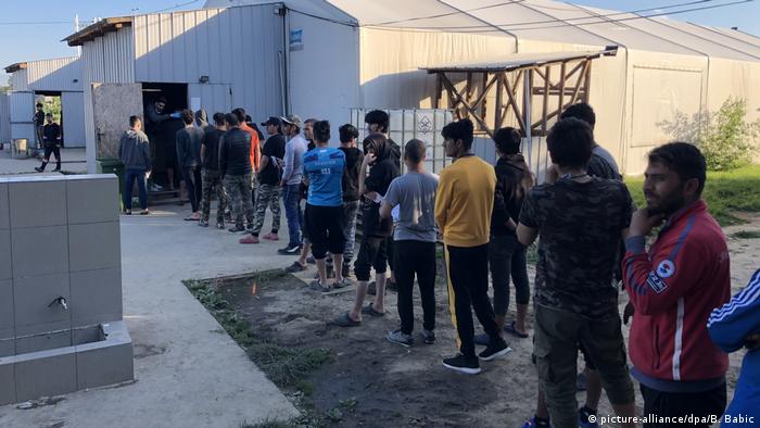 Izbjeglice u redu za hranu u jednom kampu u Šidu