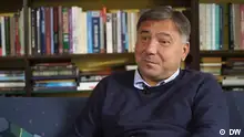Soziloge Ivan Krastev in Krastevs Haus in Sofia, Bulgarien, im Interview mit Alexandar Detev, DW.