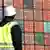 Mann vor riesiger Container Wand im Hamburger Hafen (Foto: dpa)