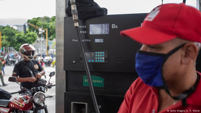 Símbolo de la pandemia y la crisis de combustible en Venezuela.