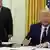 الرئيس ترامب في المكتب البيضاوي اثناء توقيعه الأمر الرئاسي.