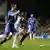 John Terry vom FC Chelsea und Samuel Eto'o von Inter Mailand kämpfen um den Ball (AP Photo/Antonio Calanni)