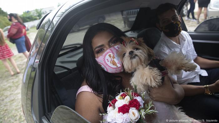 Brasilien Rio de Janeiro | Coronavirus | Drive-Thru-Hochzeit