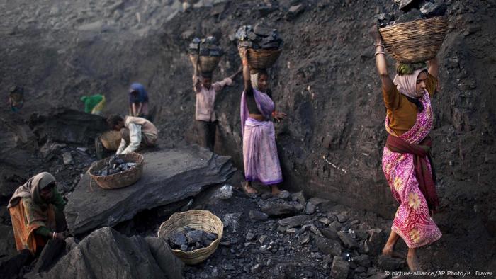 Indios trabajando en una minna de carbón.