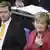 Bundeskanzlerin Angela Merkel und Außenminister Guido Westerwelle im Bundestag, Merkel hebt die linke Hand (Foto: AP)