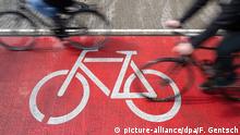 ARCHIV - 02.05.2020, Niedersachsen, Osnabrück: Radfahrer fahren auf einem Radweg. Am 3.06.2020 ist der Weltfahrradtag. Foto: Friso Gentsch/dpa +++ dpa-Bildfunk +++ | Verwendung weltweit