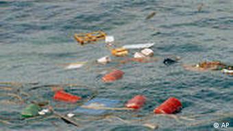 Gegenstände aus Plastik treiben im Meer (Foto: AP)