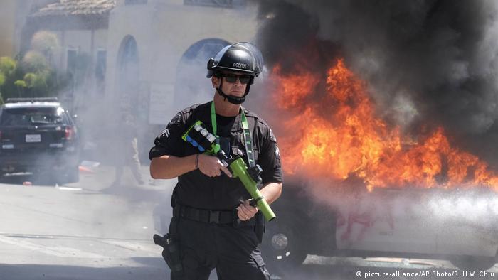 Протестувальники у Лос-Анджелесі підпалили поліцейську машину