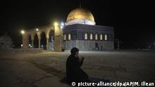 31.05.2020, Israel, Jerusalem: Eine Muslimin betet in der Al-Aqsa-Moschee. Im Hintergrund ist der Felsendom zu sehen. Die Al-Aqsa-Moschee wurde am frühen Sonntag nach wochenlanger Schließung aufgrund der Corona-Pandemie wiedereröffnet. Foto: Mahmoud Illean/AP/dpa +++ dpa-Bildfunk +++ |