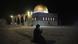 Seorang warga muslim Yerusalem beribadah di kompleks Masjid al-Aqsa, dilatari Kubah Shakhrah, Juni 2020. Seorang warga muslim Yerusalem beribadah di kompleks Masjid al-Aqsa, dilatari Kubah Shakhrah, Juni 2020.