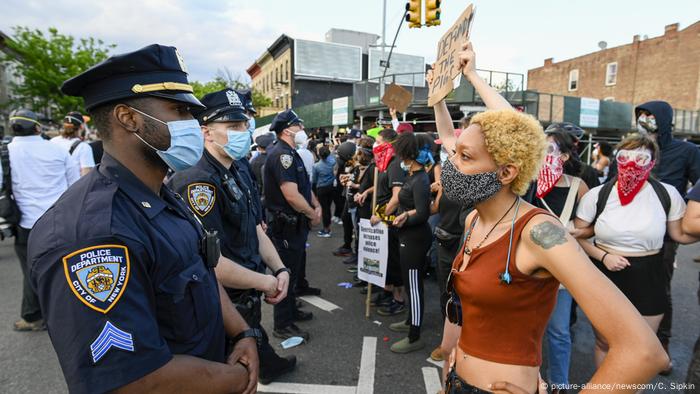 Pengunjuk rasa Black Lives Matter bentrok dengan petugas polisi NYPD