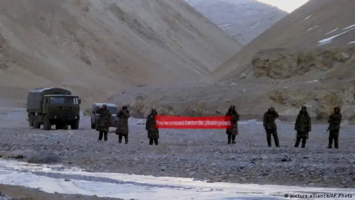 Archivbild | Indien Ladakh | Chinesische Truppen an Grenze mit Banner