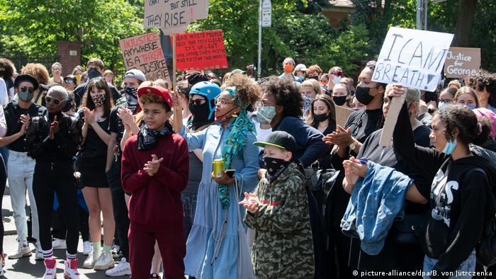 Massa di Berlin melakukan protes pada Minggu, 31 Mei 2020, atas pembunuhan George Floyd di Minnesota, AS