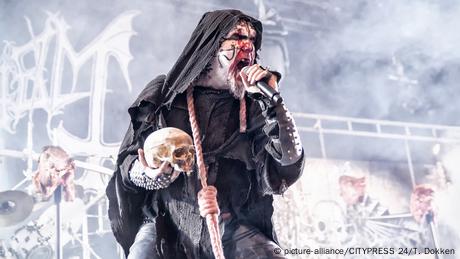 Geschminkter Sänger in schwarzer Kutte und mit Totenkopf in der Hand schreit in ein Mikrofon (picture-alliance/CITYPRESS 24/T. Dokken)
