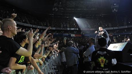 Rocksänger auf der Bühne vor tausenden Fans (picture-alliance/Jazz Archiv/I. Schiffler)