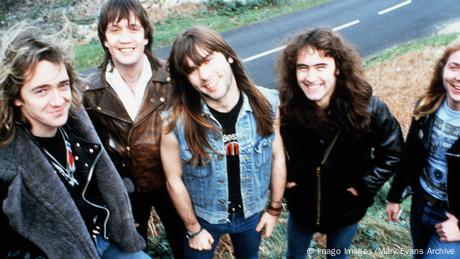 Iron Maiden: Fünf Männer mit langen Haaren lächeln in die Kamera (Imago Images/Mary Evans Archive)