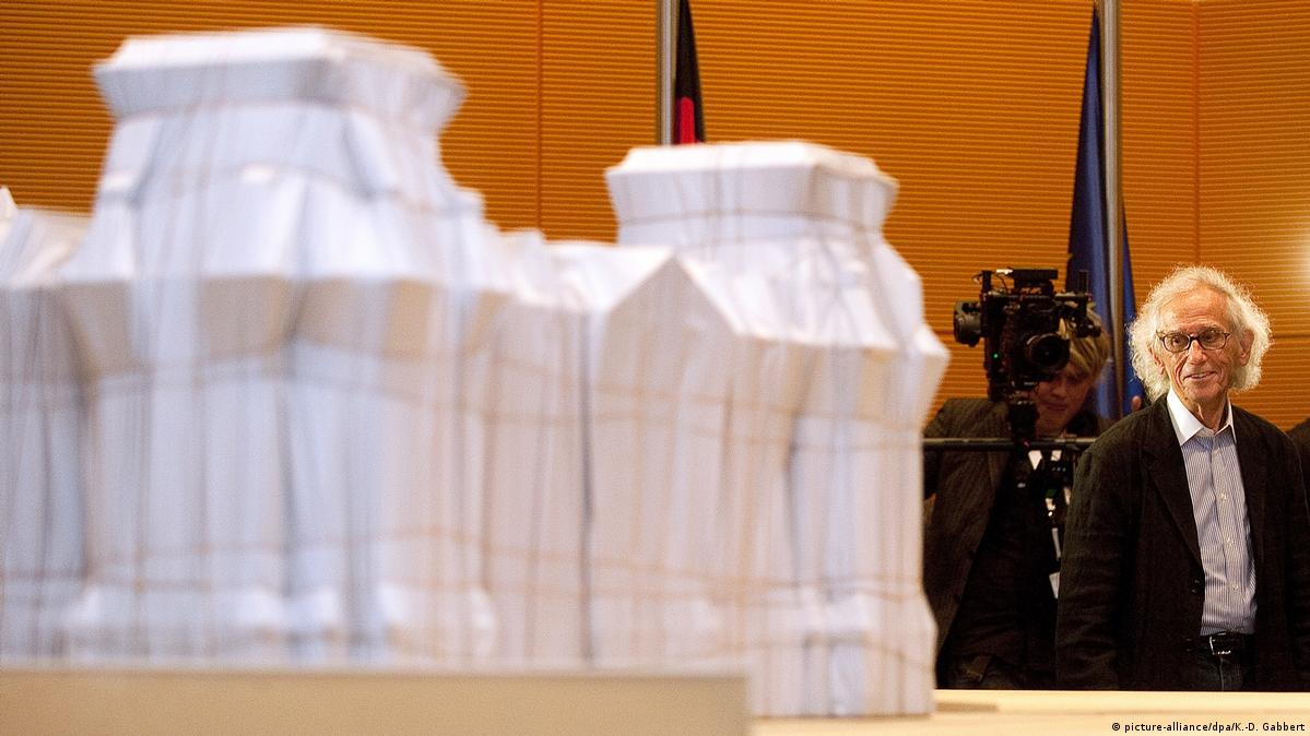 Christo stands behind a model of the wrapped Reichstag (picture-alliance/dpa/K.-D. Gabbert)