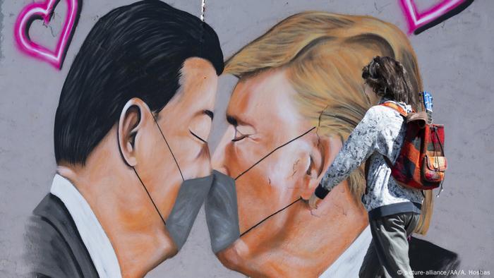 Graffiti zeigt den chinesischen Präsidenten und Donald Trump, die eine Maske küssen