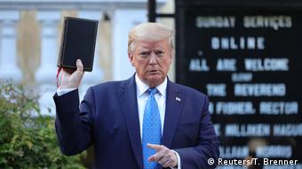 USA Präsident Trump vor der St John's Church in Washington