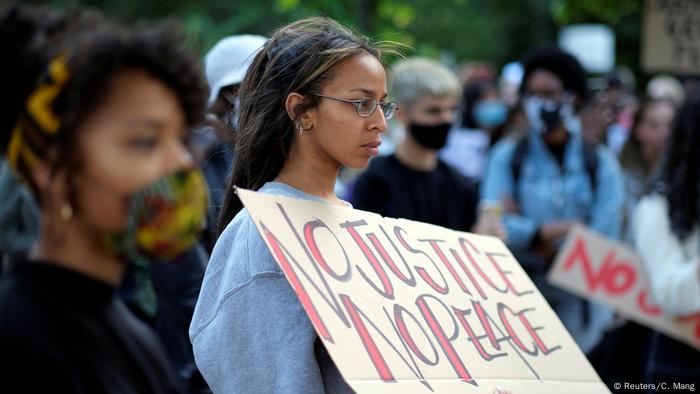 Участница акции в Берлине