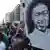 Учасник акції протесту у Вашингтоні тримає плакат із зображенням Джорджа Флойда