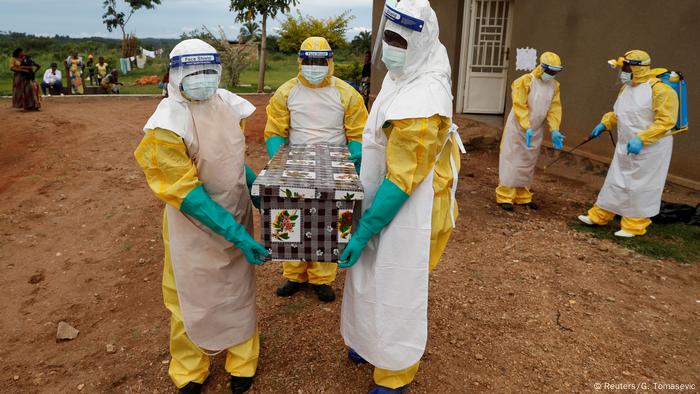 Trabajadores médicos transportan un ataúd en el norte del Congo.