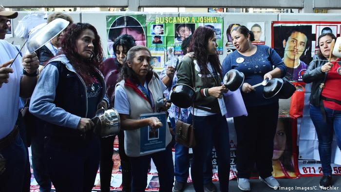 El cacerolazo es para todos: familiares de desaparecidos mexicanos protestan con cacerolas.