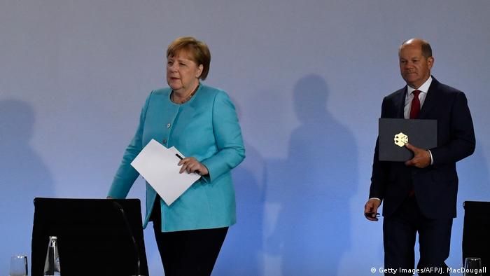 Канцлер ФРГ Ангела Меркель и вице-канцлер Олаф Шольц на представлении конъюнктурного пакета, 3 июня 2020 года