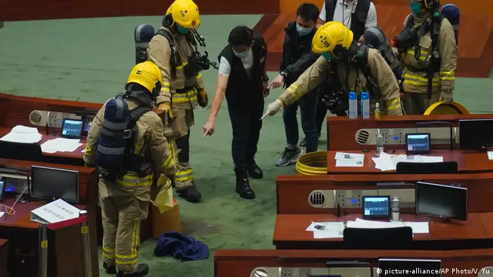 Hongkong Legislativrat Oppositioneller leert gefährliche Flüssigkeit aus
