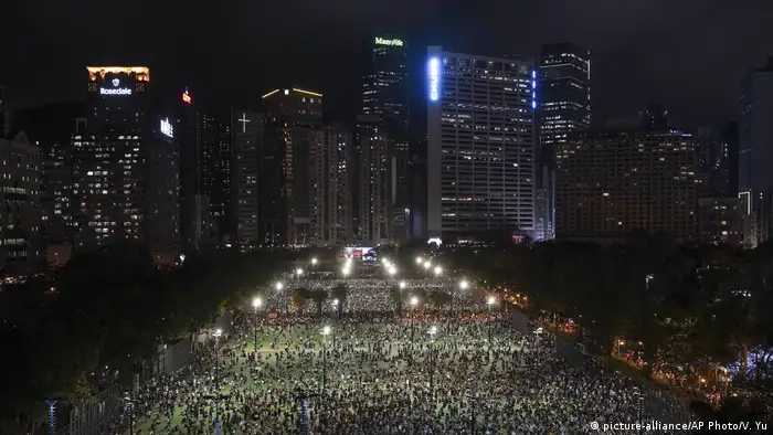 自1990年以来，每年6月4日由香港支联会举办的六四烛光晚会都会吸引上万人齐聚香港维多利亚公园，一同悼念六四事件死难者。但此活动自2019年新冠疫情爆发后，香港当局以防疫为由两度禁止集会。接下来，2020年通过的《国安法》将纪念活动视为违法，2021年又遭遇了支联会解散，此后六四纪念晚会不复存在。图为2020年6月4日香港民众自发地至维园以烛光纪念六四。