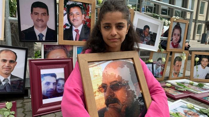 Eine syrische Aktivistin zeigt in Koblenz das Fotos ihres Vaters, der in syrischer Haft verschwunden ist (Foto: DW/M. von Hein) Eine syrische Aktivistin zeigt in Koblenz das Fotos ihres Vaters, der in syrischer Haft verschwunden ist (Foto: DW/M. von Hein)