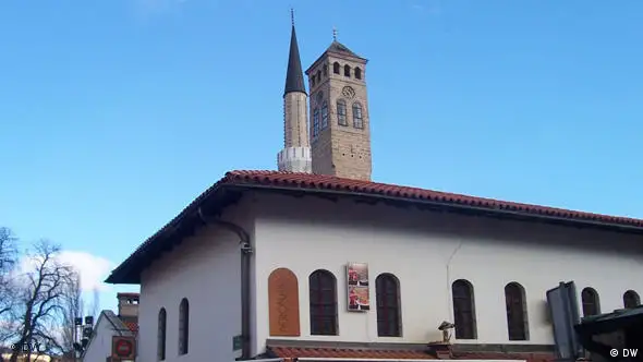 Minarett und Uhrturm in Sarajevo