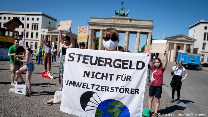 Demonstration vor dem Brandenburger Tor in Berlin im Zusammenhang mit dem Koalitionsgipfel