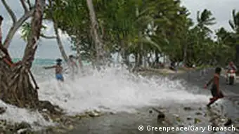 南太平洋岛国图瓦卢的孩子们现在仍能在海浪中嘻戏，但海平面上升将剥夺居民的居住地
