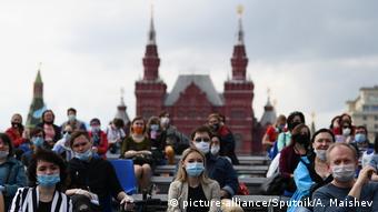 Посетители книжного фестиваля Красная площадь в Москве