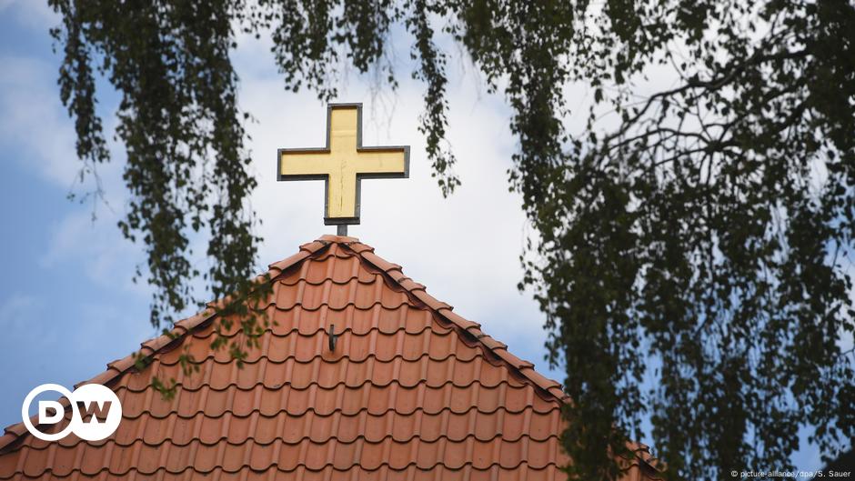 Coronavirus: Deutsche Polizei überfällt Kirche mit mehr als 100 Gläubigen ohne Maske |  Nachrichten |  DW