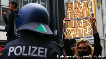 Полицейский в Берлине во время акций протеста против расизма