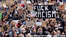 Teilnehmer der Anti-Rassismus-Demonstration von Black Lives Matter in der Deutzer Werft. Kˆln, 06.06.2020 *** Participants of the anti-racism demonstration of Black Lives Matter in the Deutz shipyard Cologne, 06 06 2020 Foto:xC.xHardtx/xFuturexImage