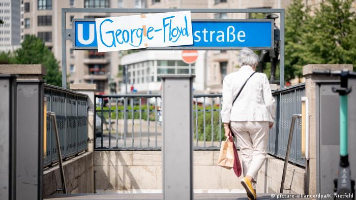 O pancartă cu numele George Floyd la o stație de metrou din Berlin