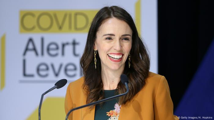 Después de que el último paciente recibiera el alta, la primera ministra, Jacina Ardern, elogió la actitud de los neozelandeses que adhirieron al lock dowon y contribuyeron a la eliminación del COVID-19 en todo el país. Confiamos en que eliminamos, por ahora, las transmisiones del virus, afirmó Arderne en televisión. A mediados de junio, ese país registró casos importados. (8.062020).