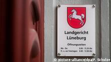 07.01.2020, Niedersachsen, Lüneburg: Ein Schild mit Öffnungszeiten hängt am Eingang des Landgerichts Lüneburg. Foto: Philipp Schulze/dpa | Verwendung weltweit