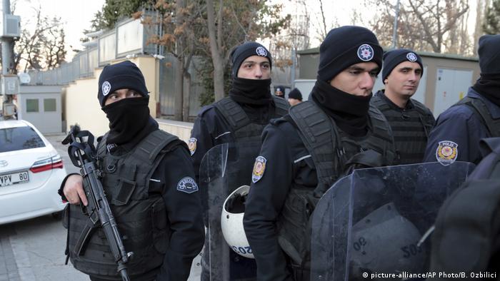 Symbolbild Türkei Polizei Festnahmen (picture-alliance/AP Photo/B. Ozbilici)