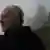 Werner Herzog vor einer nebelverhangenen Felswand