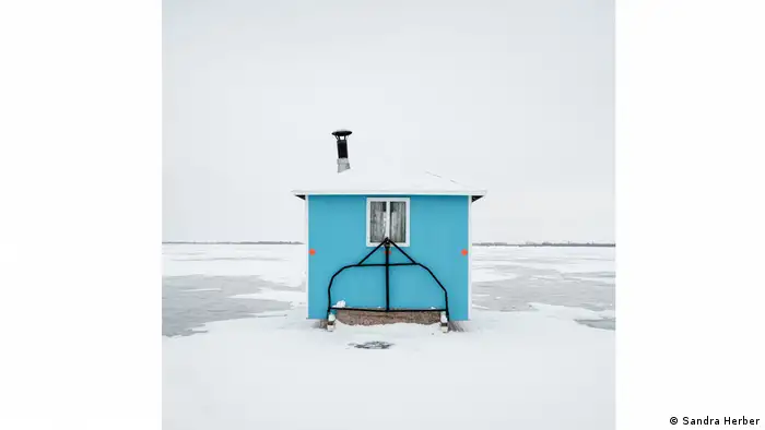 Маленький будиночок на озері 