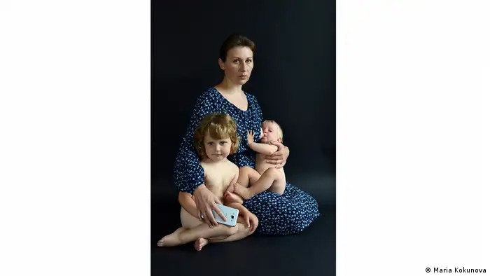 Автопортрет фотографа Марії Кокунової з дітьми 