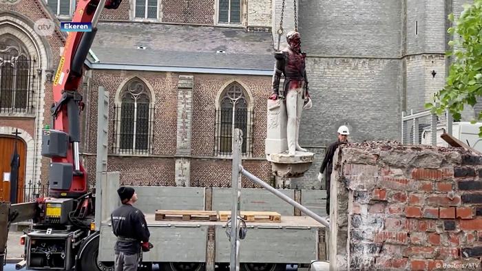 Eine Statue des Königs Leopold II. wird mit einem Kran entfernt (Reuters/ATV)