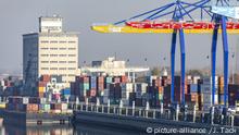 Container Terminal im Rhein-Neckar-Hafen Mannheim, flächenmäßig größter Binnenhafen Deutschlands, Container Umschlag vom Fluss, Schiene und Straße, | Verwendung weltweit