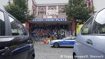 Depuis la mort de John Achidi la place située devant l'ancien théâtre Rote Flora est aussi appelée Achidi-John-Platz 